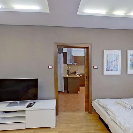 2Br Apt With Free Garage Parking, Close To The Historic Centre Братислава Екстериор снимка