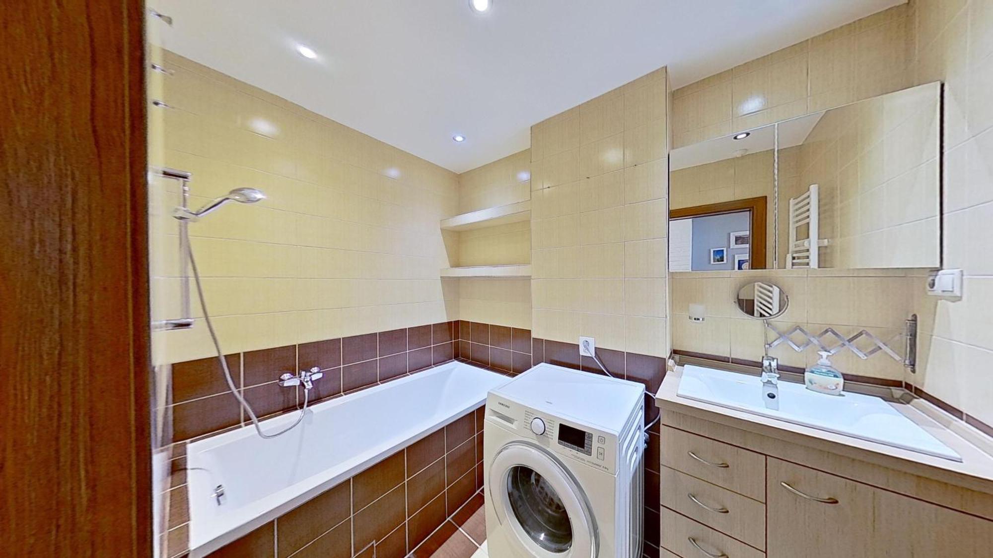 2Br Apt With Free Garage Parking, Close To The Historic Centre Братислава Екстериор снимка