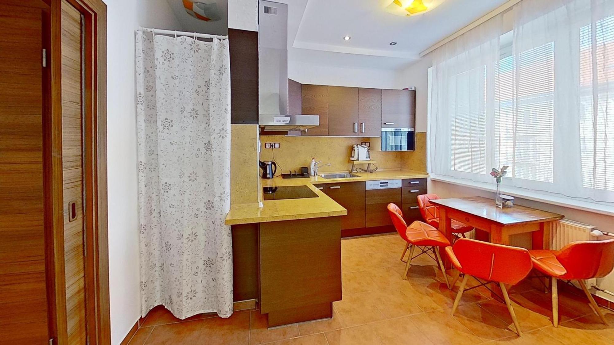 2Br Apt With Free Garage Parking, Close To The Historic Centre Братислава Екстериор снимка